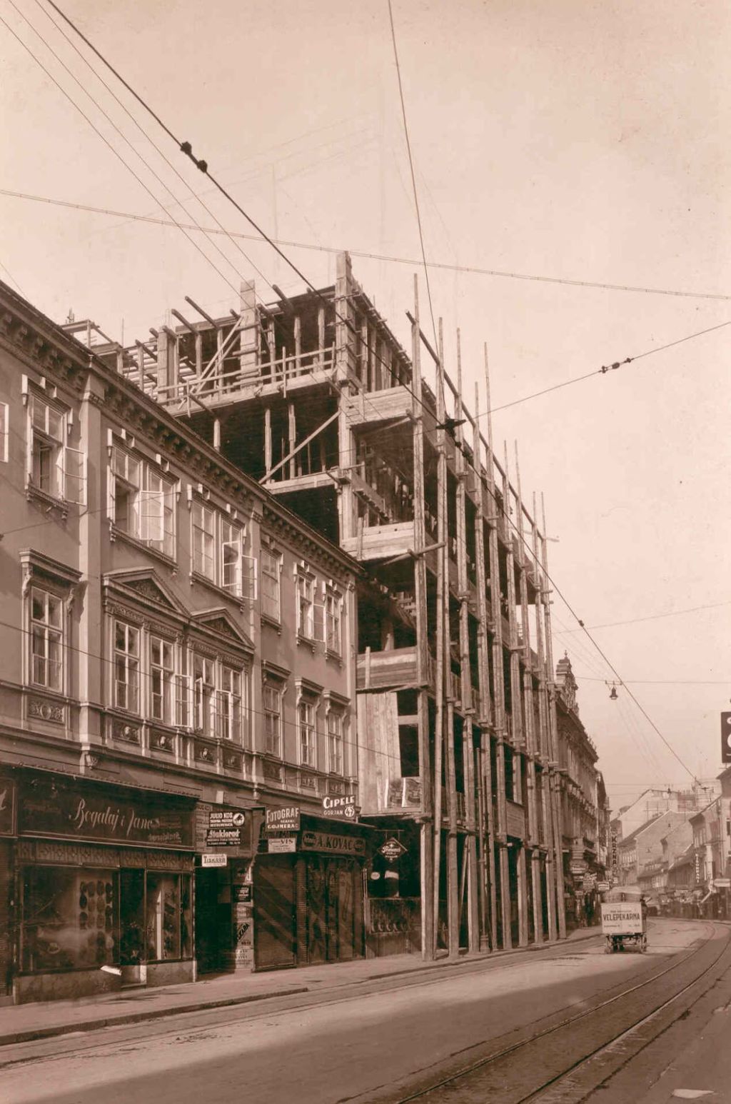 Palača Matice hrvatsklkih obrtnika 1937. godine u izgradnji (Aleksandar Freudenreich i Zvonimir Požgaj)